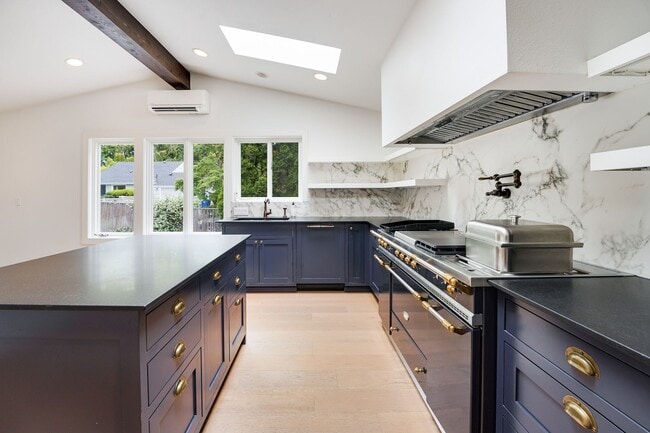 Building Photo - Immaculate Tudor