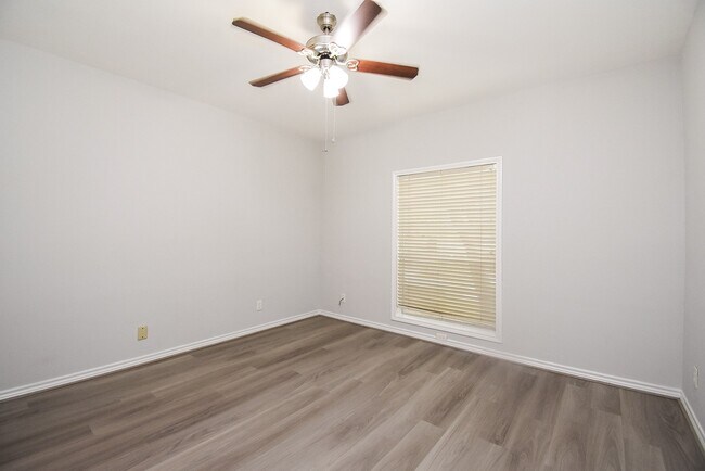 Building Photo - 201 Vanderpool Ln