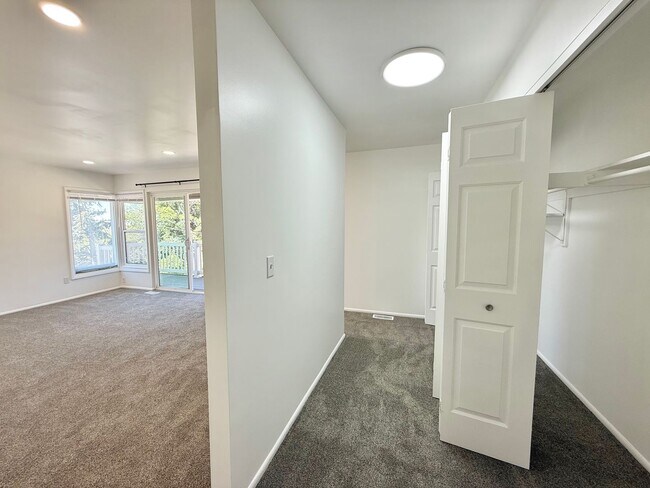 Building Photo - 3 Bedroom Home in Holladay Available August 1st