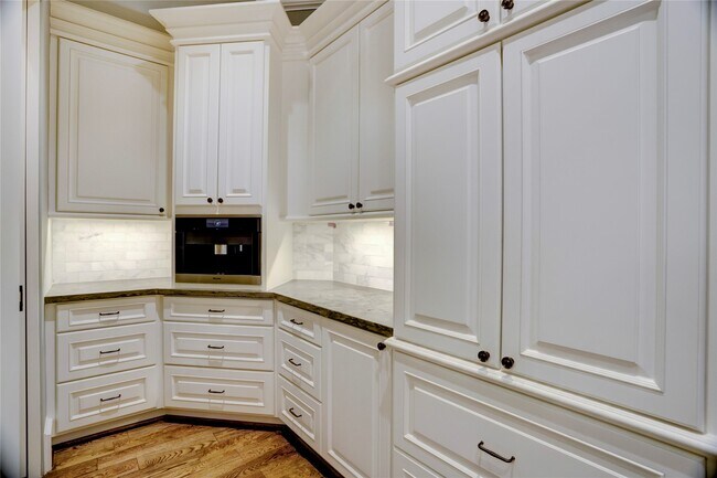 Building Photo - 5015 Jason St