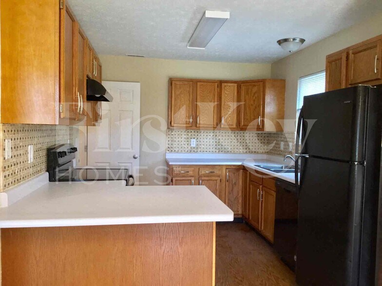Building Photo - 687 Bobolink Ct