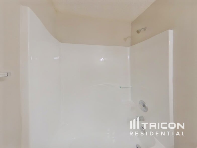 Building Photo - 7913 Four Oaks Ct