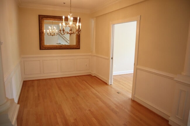 Building Photo - Gorgeous Large 4 level TH in the best Nort...