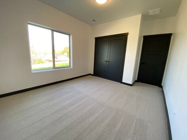 Building Photo - Close to Micron, 3 Bedroom 3 bath w/ a Million Dollar View!