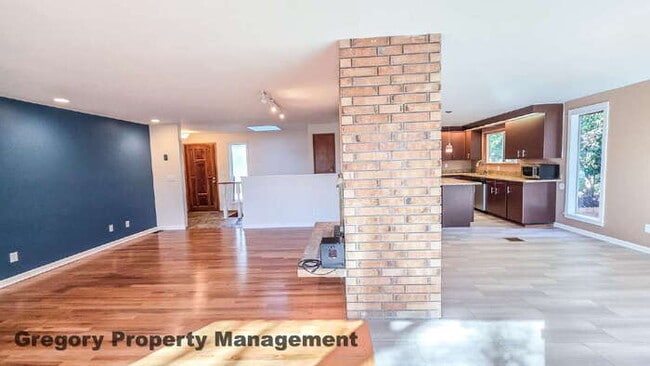 Building Photo - Spacious 5-Bedroom Kirkland Home – Daylight Basement, RV Parking, Quiet Private Drive & Top Schools!