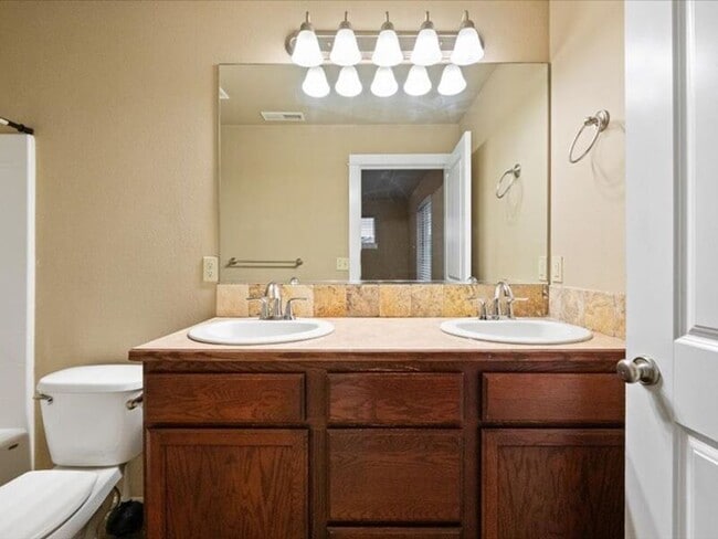 Building Photo - 506 Manzanita Ln