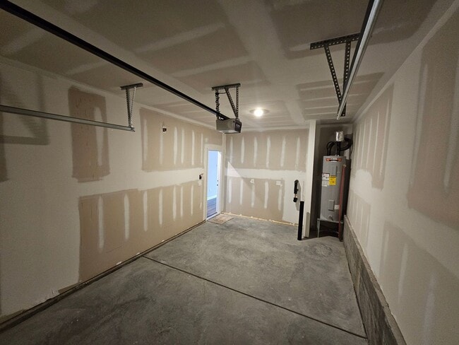 Building Photo - Like-New townhome in Concord