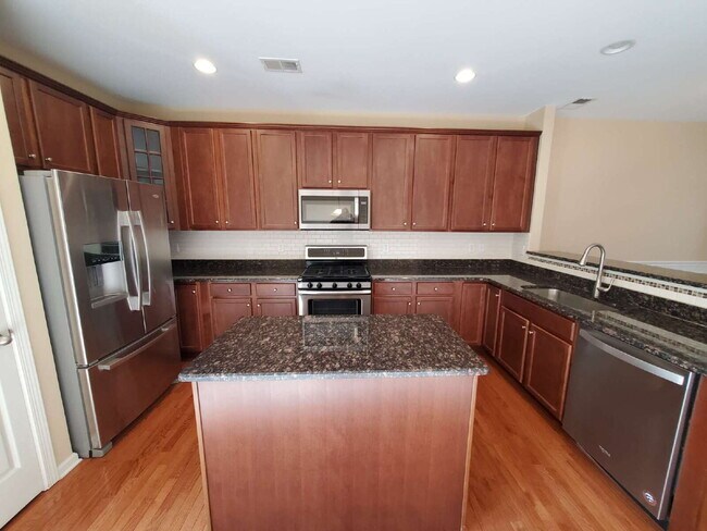 Building Photo - Impeccable 3 Bed / 2.5 Bath Townhome – Packed with Custom Upgrades!