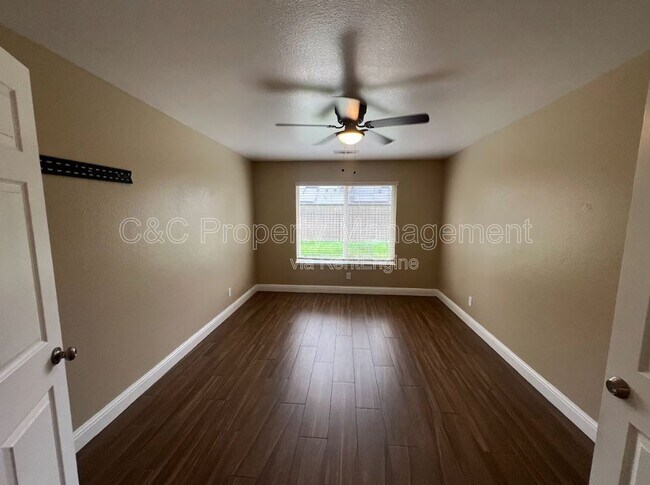 Building Photo - 3371 N Forestiere Ave