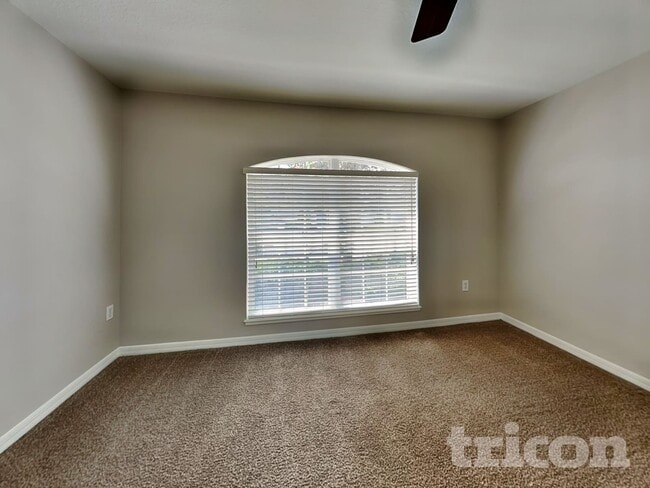 Building Photo - 1420 Shorewood Dr