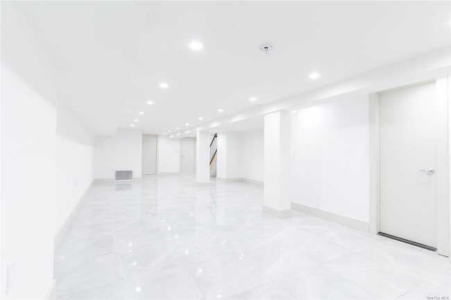 Building Photo - 282 E 38th St