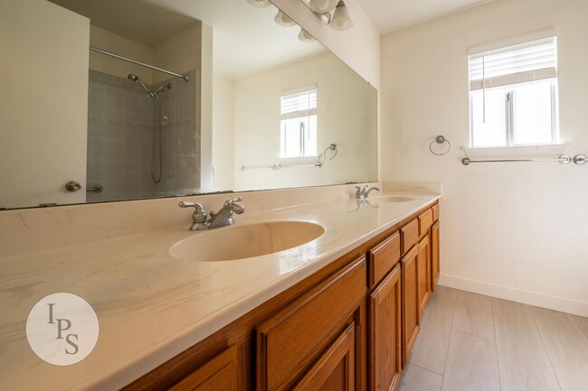 Building Photo - N.E. Fresno Home, 3BR/2BA, Blt 1988, POOL + Living & Family Rooms - Lots of Amenities!