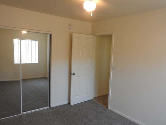 Building Photo - Centrally Located