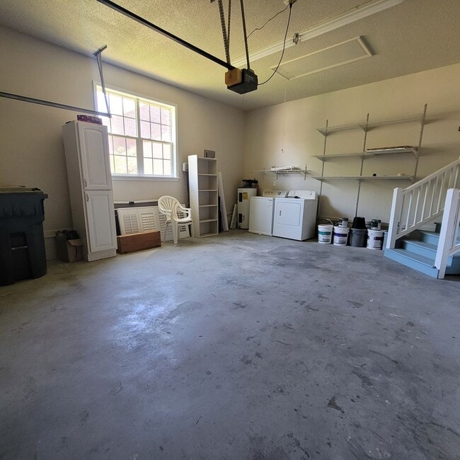 Building Photo - Welcome to this beautiful 3 bedroom, 2 bat...