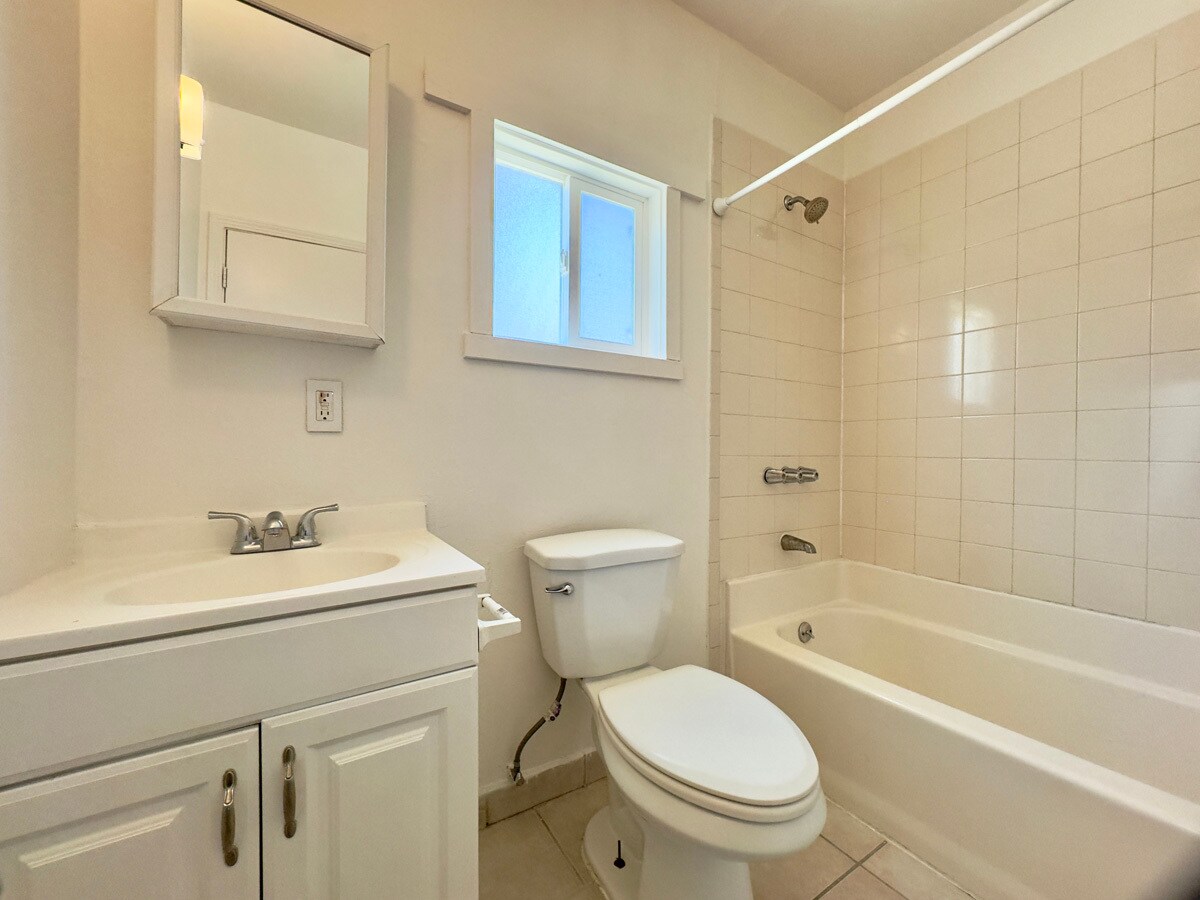 Building Photo - 711 32nd St