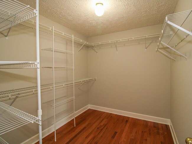 Building Photo - Spacious home!