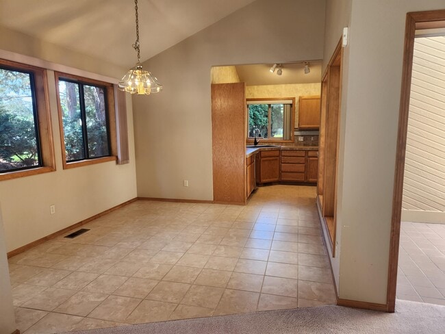 Building Photo - 611 NE Tracker Ct