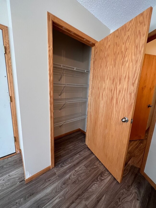 Building Photo - 938 E 6th St