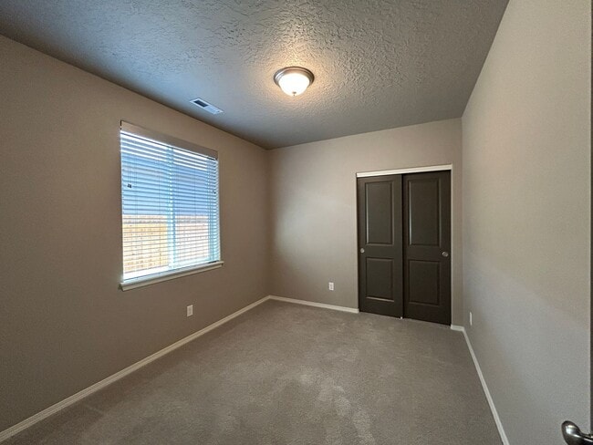 Building Photo - Newer 3 Bedroom / 2 Bathroom Home In NW Re...