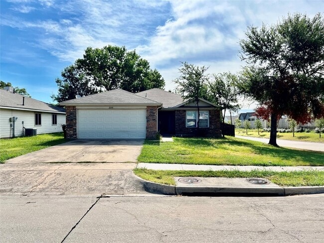 Building Photo - 2200 Lookout Ln