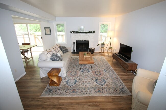 Building Photo - 3 Bedroom Townhouse!