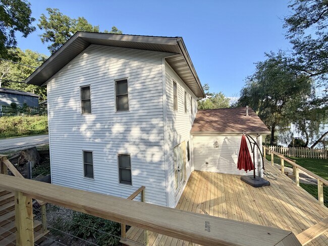 Building Photo - 4775 N River Rd