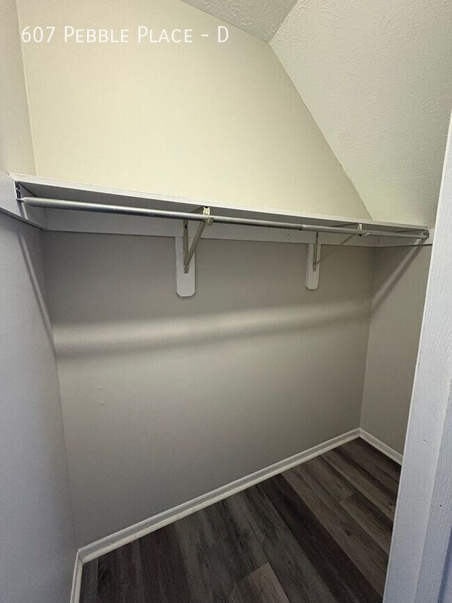 Building Photo - 607 Pebble Pl Dr