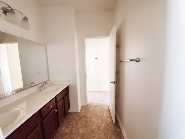 Building Photo - 3 BEDROOM HOME WITH ROOFTOP DECK! STRIP VIEWS!