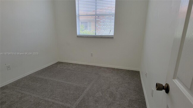 Building Photo - 5010 S Harbor Isles Dr