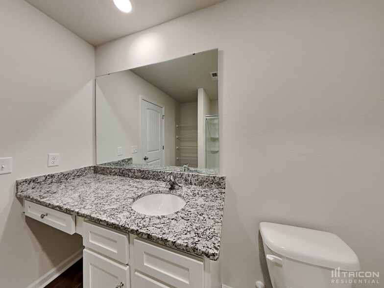 Building Photo - 2128 Southlea Dr