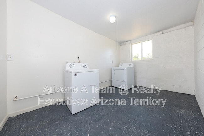 Building Photo - 4020 S Silver Beech Ave