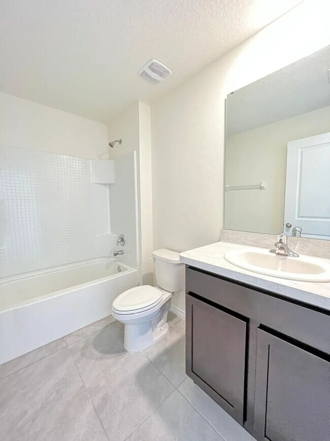 Building Photo - **AVAILABLE AUGUST 1** Charming 4-Bedroom ...