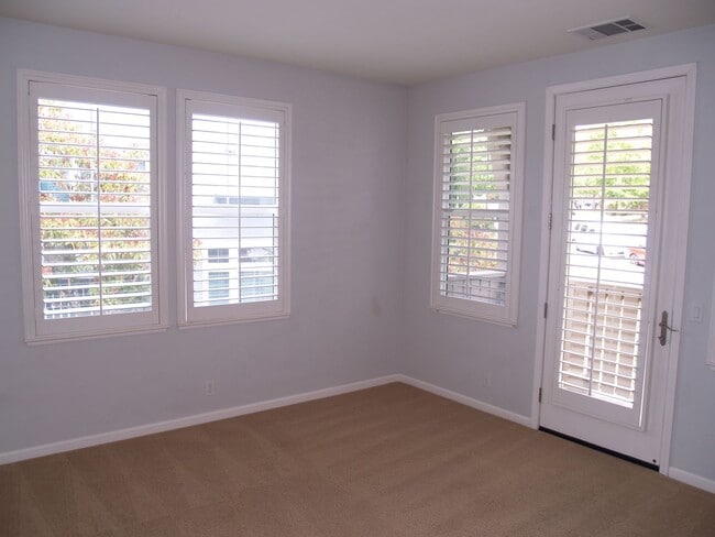 Building Photo - Beautiful end-unit Townhouse 3 bedrooms/2....