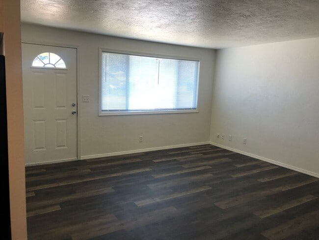 Building Photo - Freshly updated 2 bedroom 1 bathroom duplex with garage!