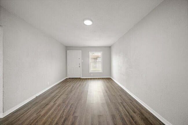 Building Photo - 1723 W 5th St