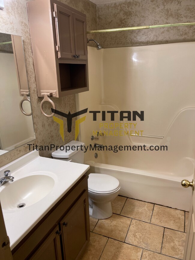Building Photo - 2br/1.5 bath apartment