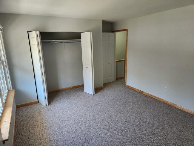 Building Photo - 323 W 31st St