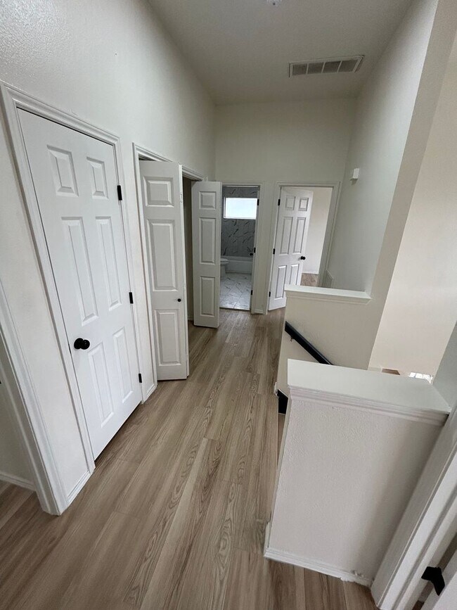 Building Photo - 1131 Holly Dr