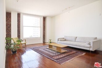 Building Photo - 257 S Spring St