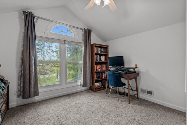 Building Photo - 802 N Poplar St