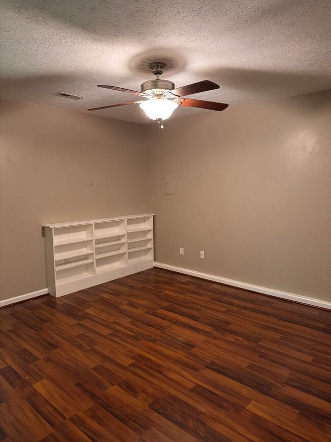 Building Photo - 2 Bedroom || 2 Bathroom - Single Level Tow...