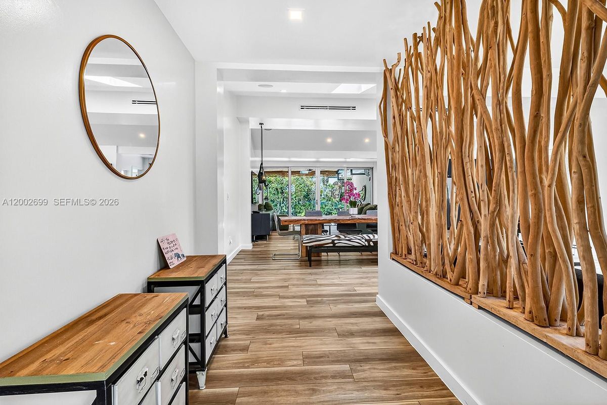 Building Photo - 570 NE 52nd Terrace