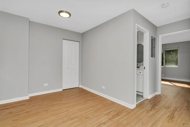 Building Photo - 913 Plainfield Rd