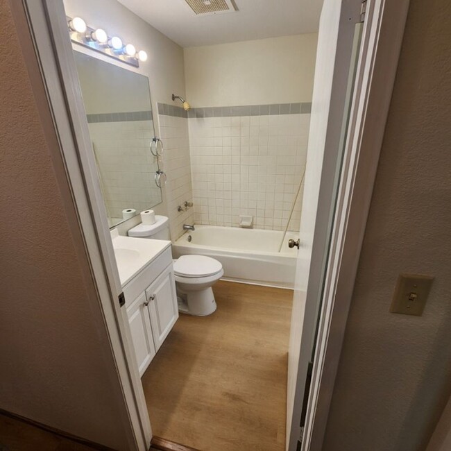 Building Photo - 2 bdrm 1.5 bath 2nd floor Southpointe at W...