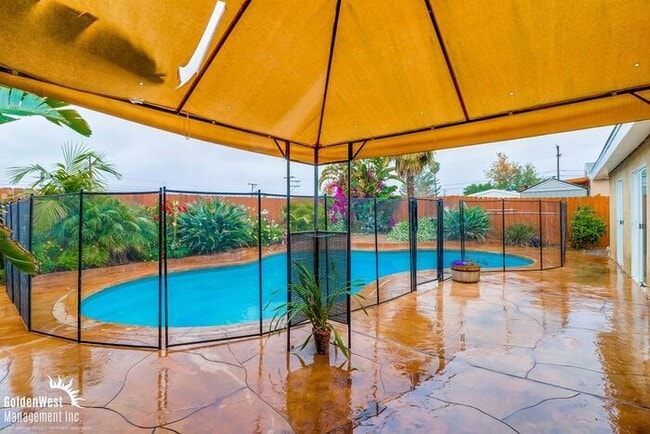 Building Photo - Stunning 3Bdm 2Ba Home with Sparkling Pool...