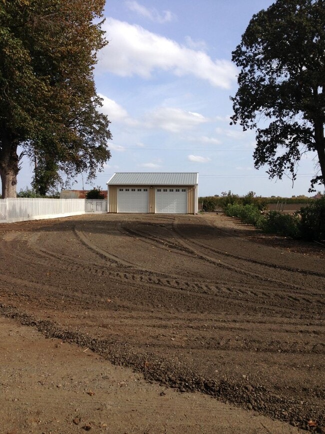 Building Photo - Large 5-6 Bedroom 2 Bath country home