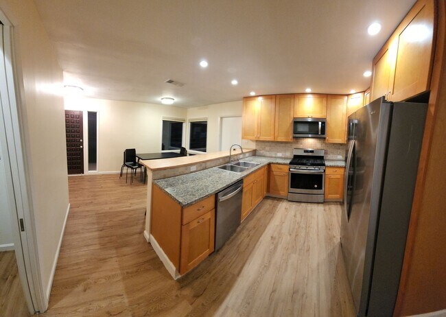 Building Photo - 5 bed 3.5 bath home close to campus!