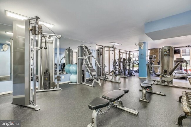 Building Photo - 4 Monroe St