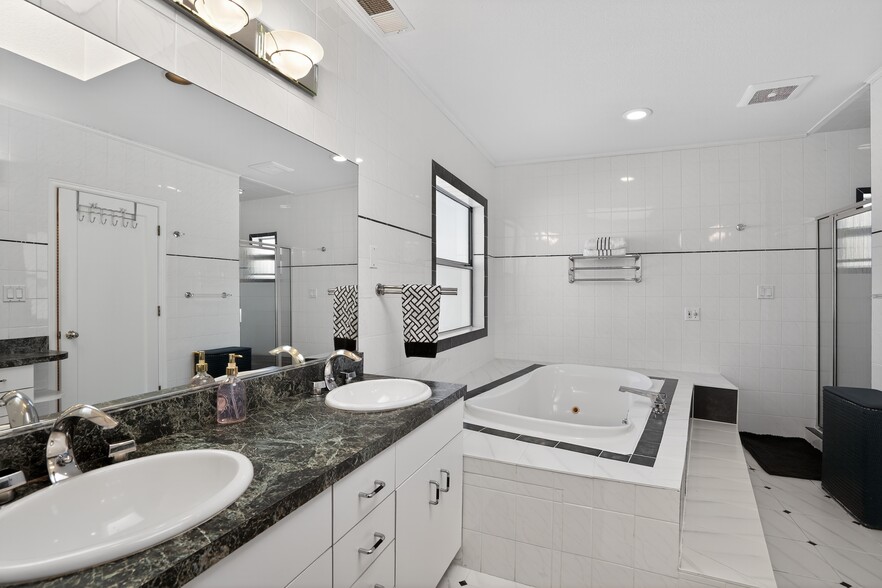 Primary bedroom bathroom - 60 Goleta Ave