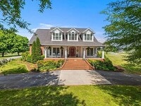 Building Photo - Luxury & Convenience!!